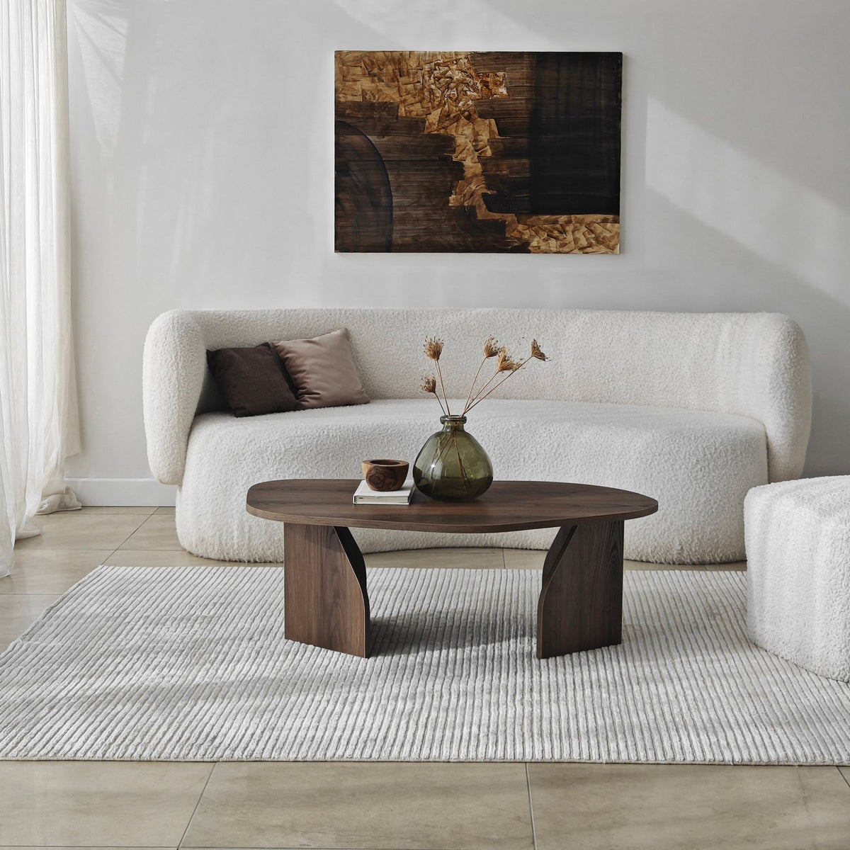 Rechteckiger Couchtisch in Nussbaum-Optik mit schlankem Gestell aus melaminbeschichteter Spanplatte, Masse 100x60x35 cm.
