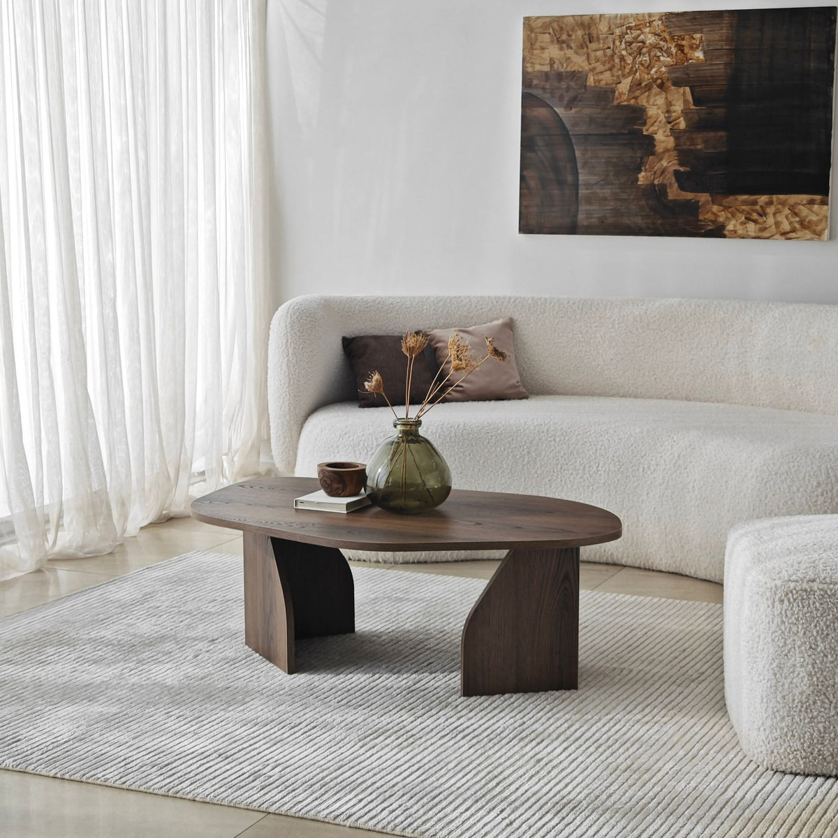 Rechteckiger Couchtisch in Nussbaum-Optik mit schlankem Gestell aus melaminbeschichteter Spanplatte, Masse 100x60x35 cm.