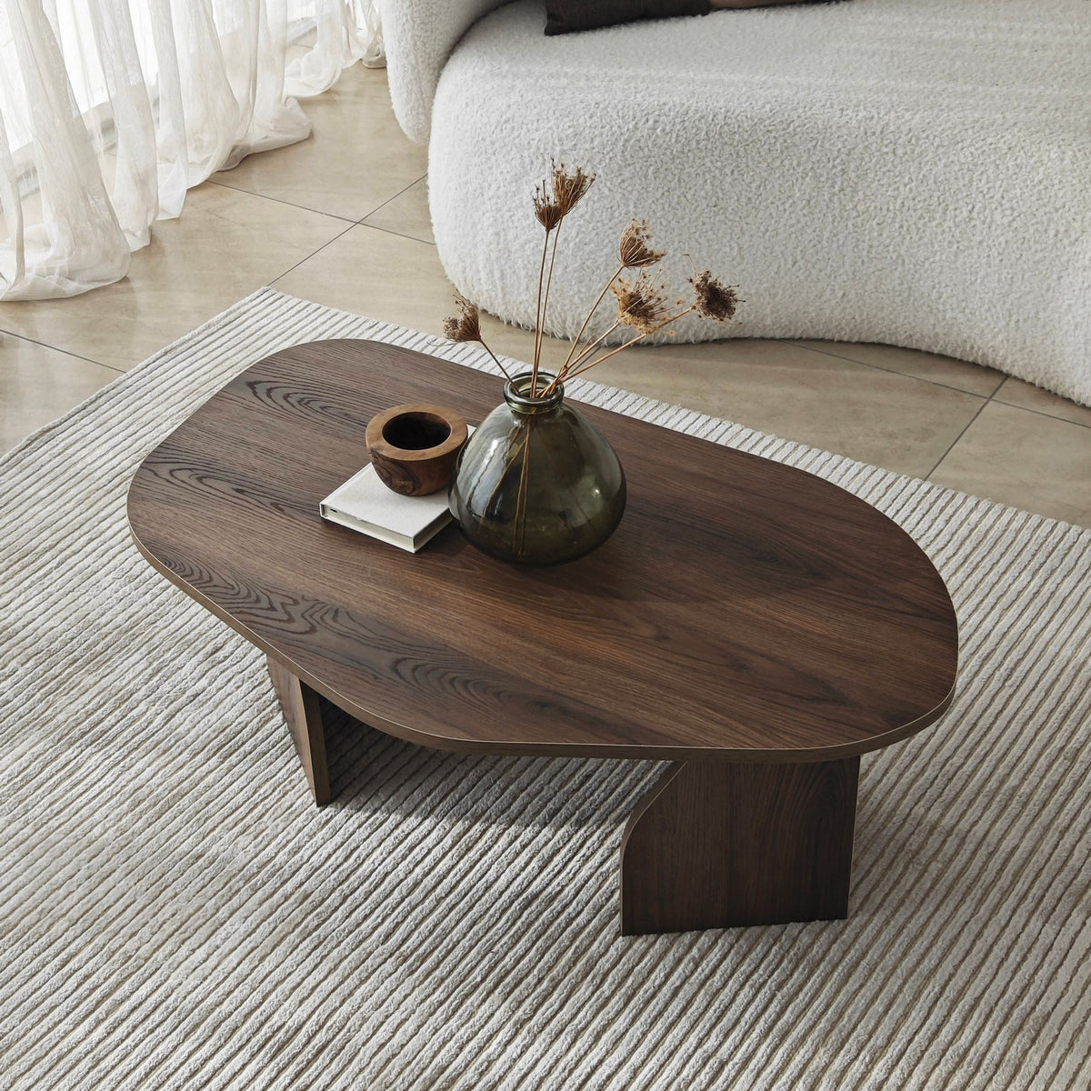 Rechteckiger Couchtisch in Nussbaum-Optik mit schlankem Gestell aus melaminbeschichteter Spanplatte, Masse 100x60x35 cm.