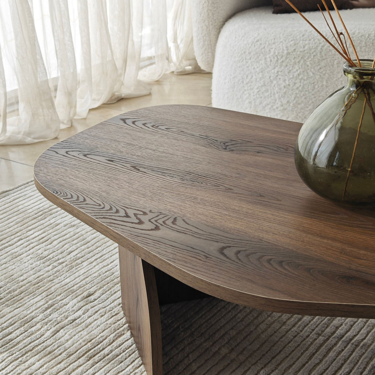 Rechteckiger Couchtisch in Nussbaum-Optik mit schlankem Gestell aus melaminbeschichteter Spanplatte, Masse 100x60x35 cm.
