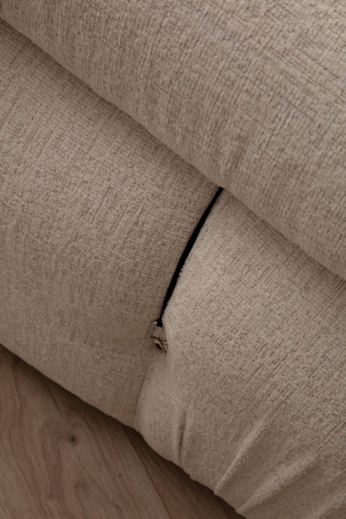 Bubble Pouf Tuffet in Creme von Atelier Del Sofa, runde Form, Polyesterbezug, Gestell aus Buchenholz, schwarze Kunststoffbeine, 95x45 cm