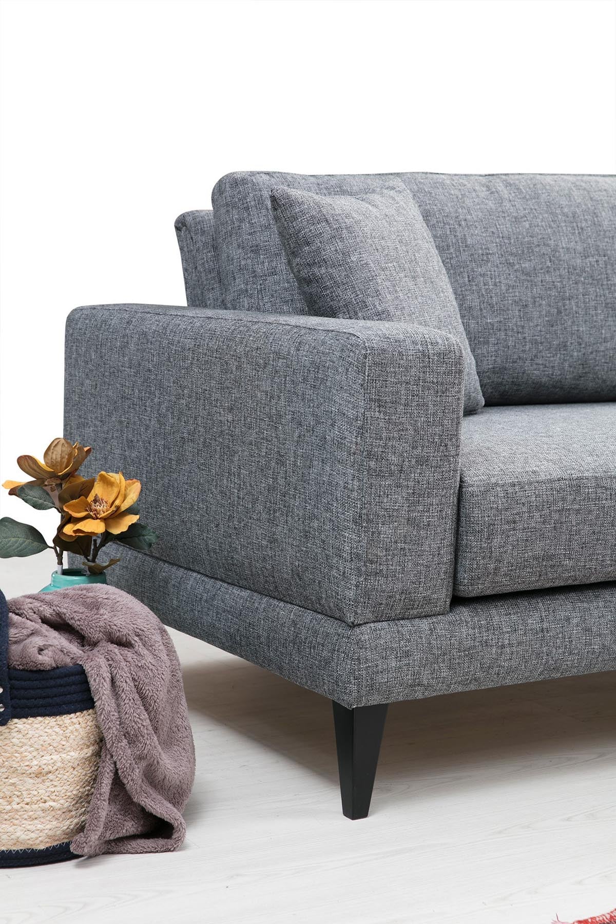 Nordic 2 Seater in Dunkelgrau präsentiert im Onlineshop von KAQTU Design AG. 2er Sofa ist von Atelier Del Sofa
