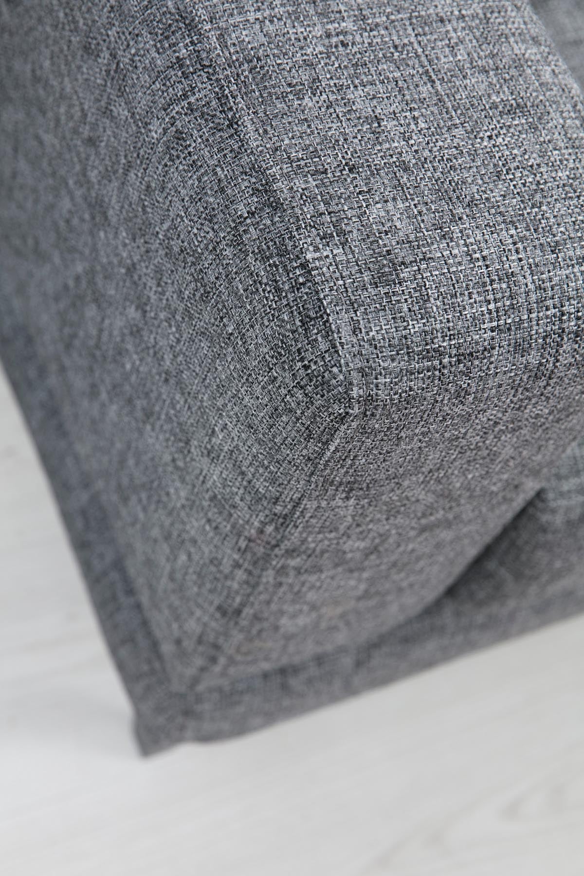 Nordic 2 Seater in Dunkelgrau präsentiert im Onlineshop von KAQTU Design AG. 2er Sofa ist von Atelier Del Sofa