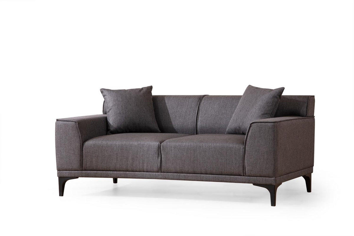 Petra 2 2er Sofa - Anthrazit in Anthrazit präsentiert im Onlineshop von KAQTU Design AG. 2er Sofa ist von Atelier Del Sofa