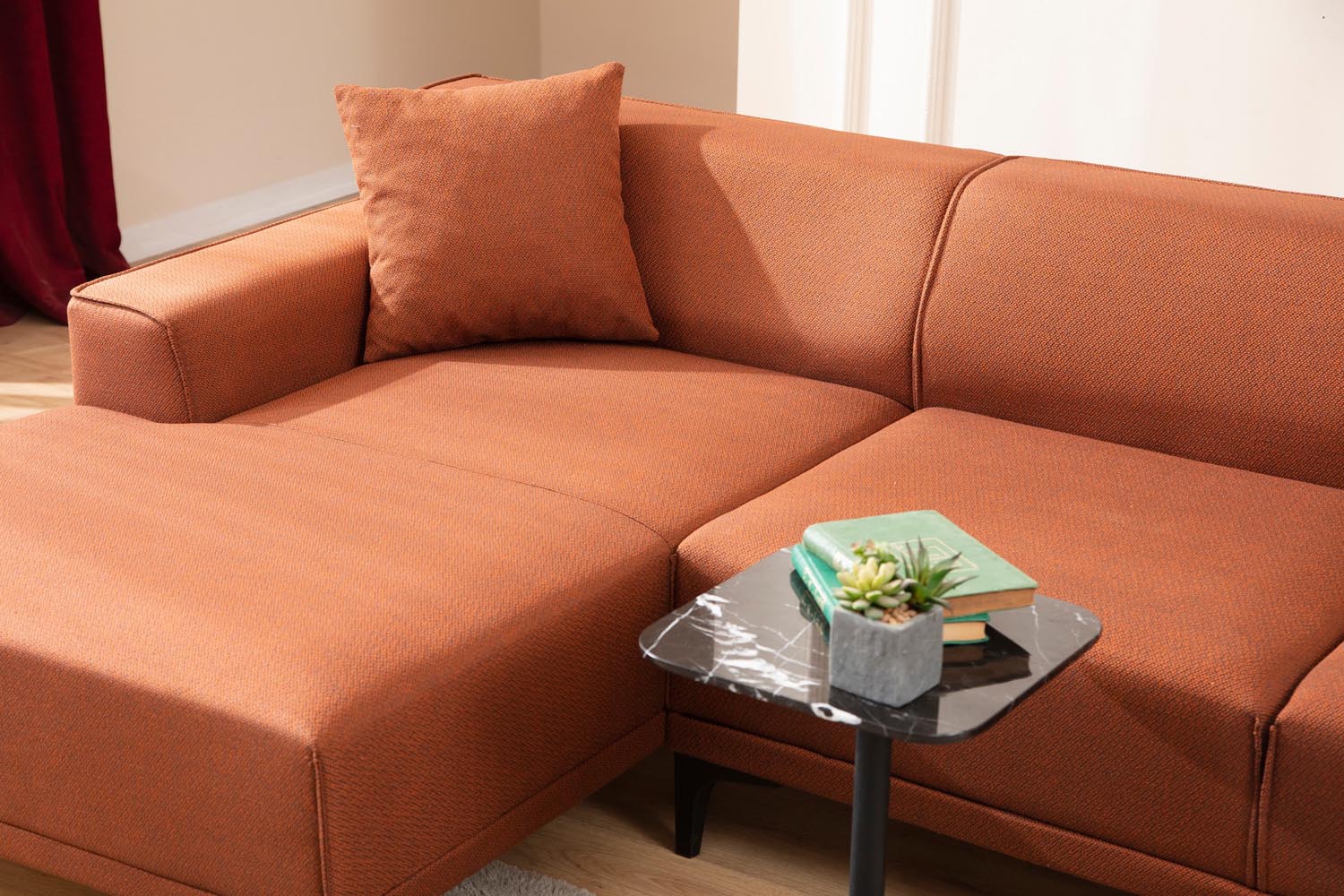 Petra L Corner - Orange in Orange präsentiert im Onlineshop von KAQTU Design AG. Ecksofa ist von Atelier Del Sofa