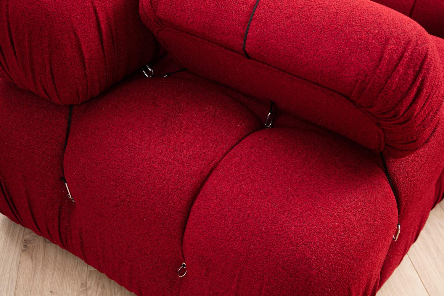Bubble Corner ( L1-O1-1R -Puf) - Red in Rot präsentiert im Onlineshop von KAQTU Design AG. Ecksofa ist von Atelier Del Sofa