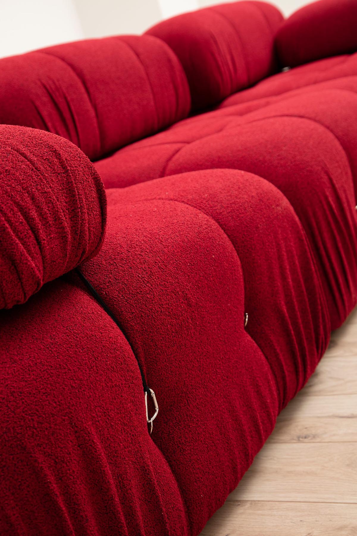 Bubble Corner ( L1-O1-1R -Puf) - Red in Rot präsentiert im Onlineshop von KAQTU Design AG. Ecksofa ist von Atelier Del Sofa
