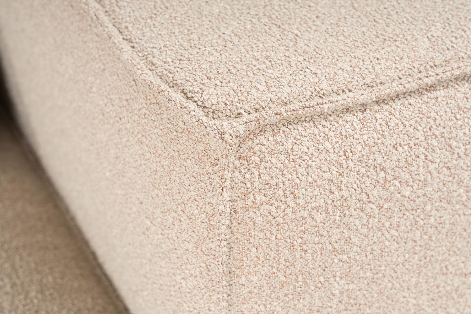 Lora Pouffe - Peach in Pfirsich präsentiert im Onlineshop von KAQTU Design AG. Pouf ist von Atelier Del Sofa