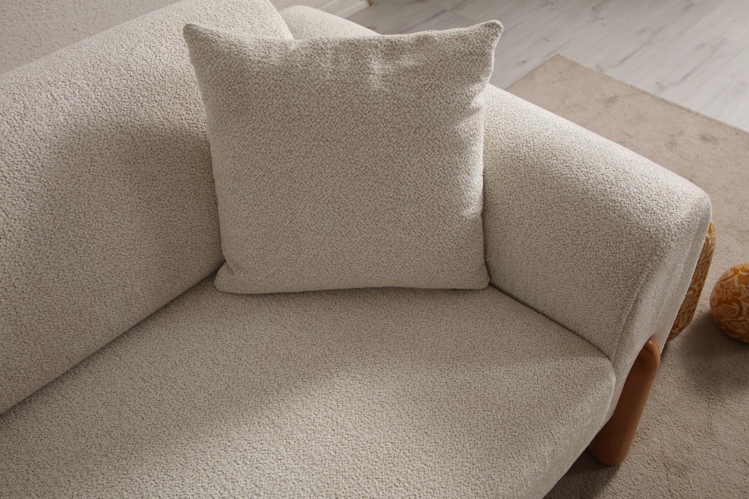 Lyke 3 Seater - Cream in Sahne präsentiert im Onlineshop von KAQTU Design AG. Bettsofa ist von Atelier Del Sofa