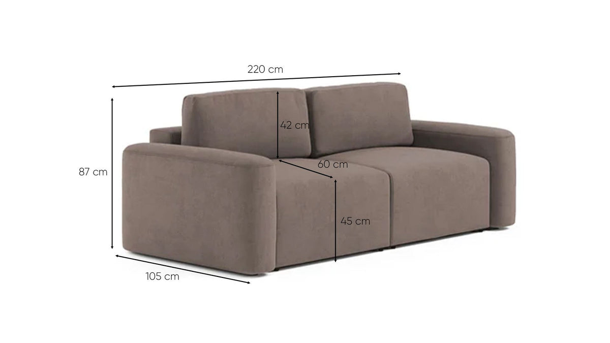 Braunes 3-Sitzer Sofa Mono Lilly von Hanah Home mit Buchenholz-Gestell, Kunststoffbeinen und gepolsterten Sitz- und Rückenkissen.