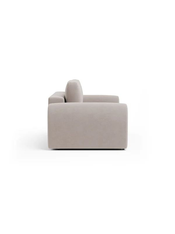 Ecrufarbenes 3-Sitzer Sofa Mono P mit Buchenholzgestell, Kunststoffbeinen und gepolsterten Sitzkissen, Sitzhöhe 45 cm, Frontalansicht.