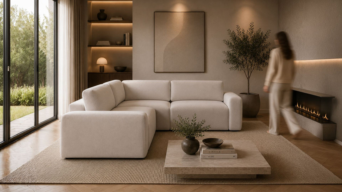 Ecksofa Mono Lilly rechts in Ecru mit Buchenholzgestell, gepolsterten Sitzkissen aus Schaumstoff und Kunststofffüssen, Sitzhöhe 45 Zentimeter.