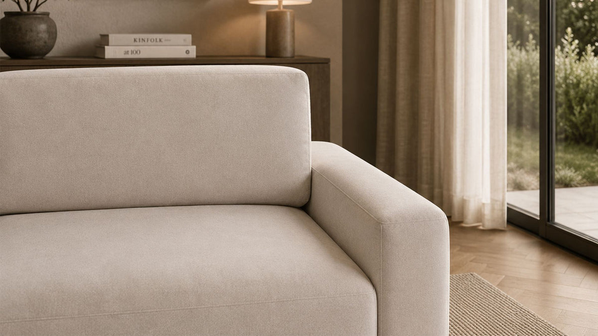 Ecksofa Mono Lilly rechts in Ecru mit Buchenholzgestell, gepolsterten Sitzkissen aus Schaumstoff und Kunststofffüssen, Sitzhöhe 45 Zentimeter.