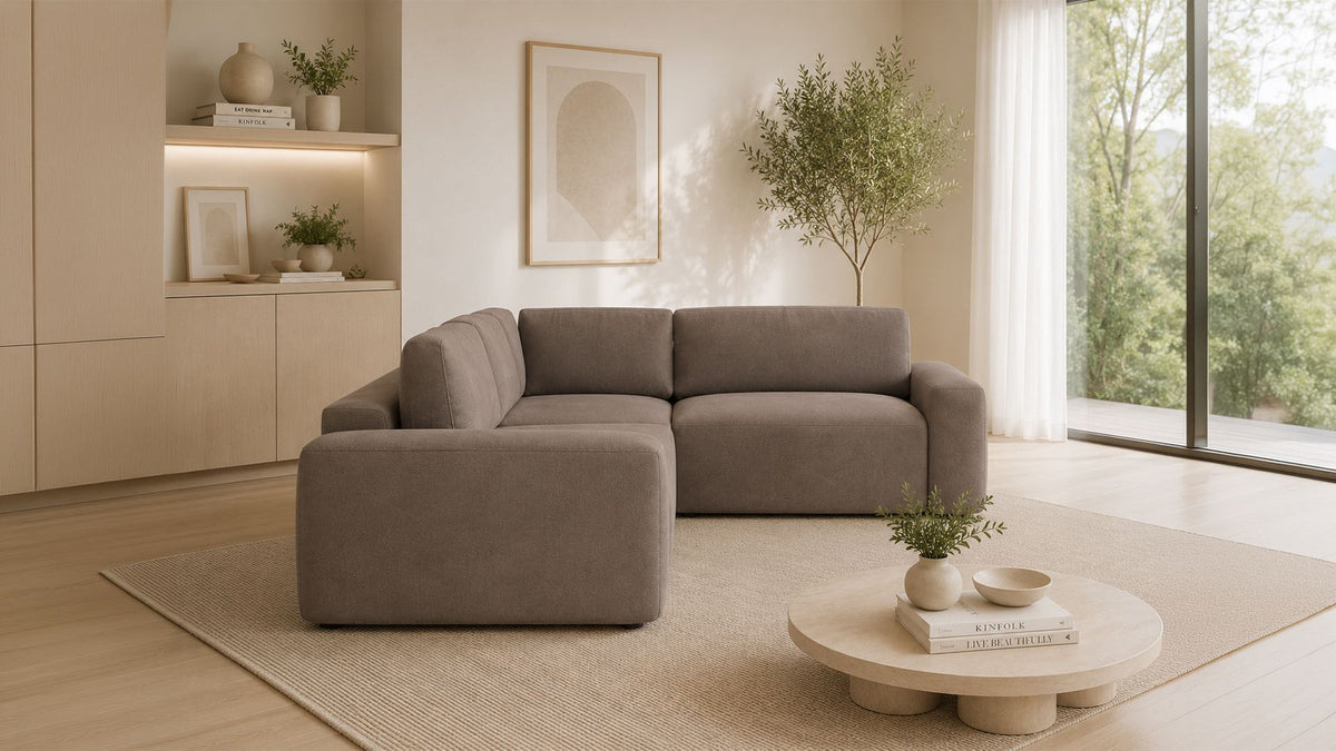 Braunes Ecksofa rechts der Mono Lilly Serie von Hanah Home mit Gestell aus Buchenholz und Spanplatte, Kunststoffbeinen und Polsterung.