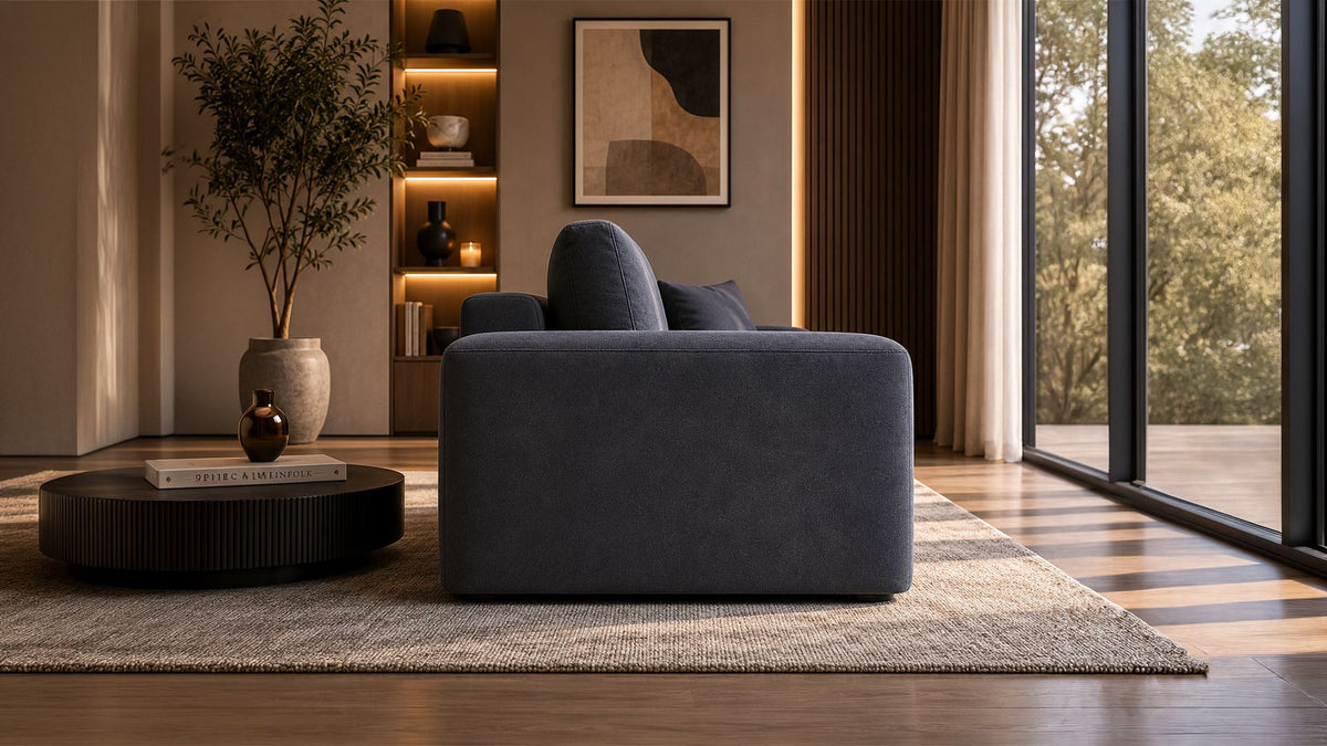 Petrolblaues Ecksofa Mono Lilly rechts von Hanah Home mit Buchenholzgestell, Kunststoffbeinen und gepolsterten Sitzflächen im Wohnraum.