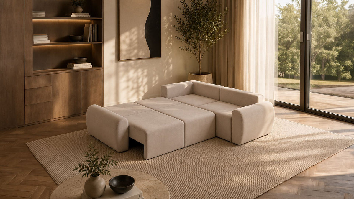 Ecksofa Mono P rechts in Ecru mit Buchenholzgestell, Kunststoffbeinen und gepolsterten Sitzflächen, Ansicht von vorne.