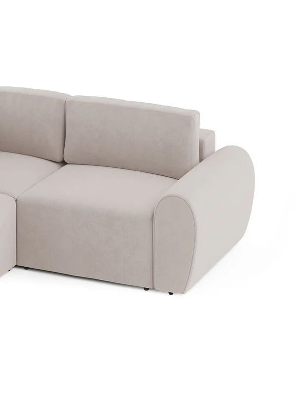 Ecksofa Mono P rechts in Ecru mit Buchenholzgestell, Kunststoffbeinen und gepolsterten Sitzflächen, Ansicht von vorne.