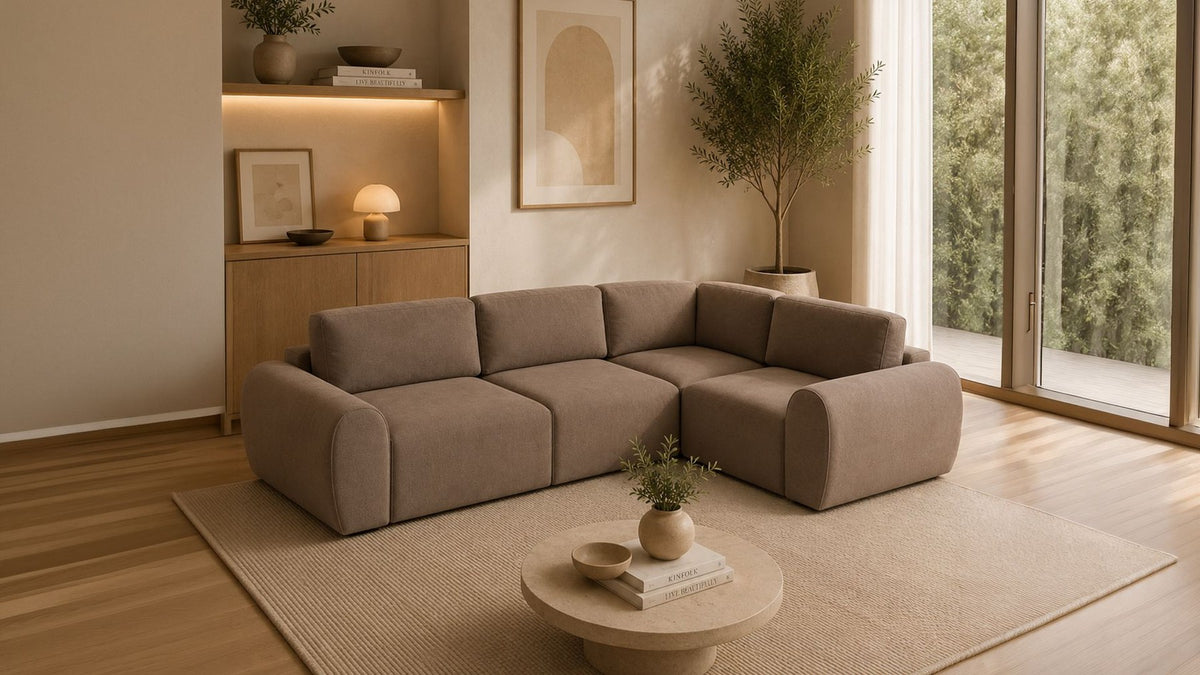 Braunes Ecksofa rechts mit Kunststoffbeinen, Gestell aus Buchenholz und Spanplatte, gepolstert mit weichem Schaumstoff, Sitzhöhe 45 cm.