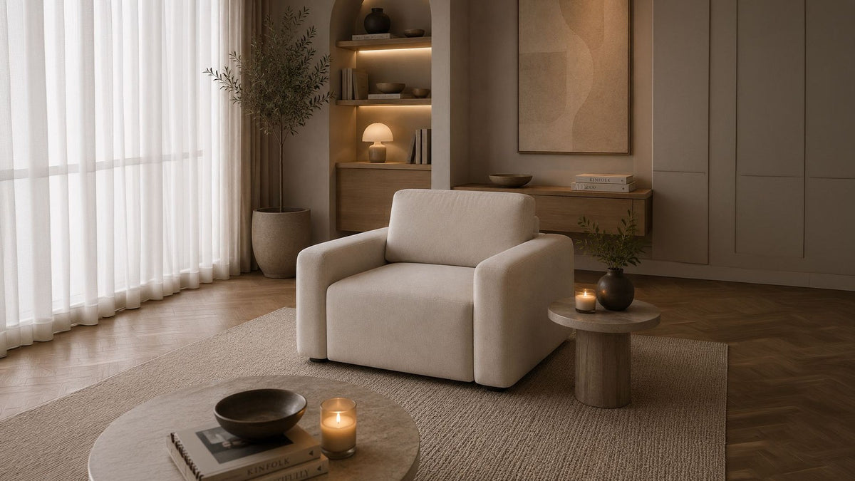Cremefarbenes 1-Sitzer Sofa Mono Lily mit Buchenholzgestell, weichen Schaumstoffkissen und Kunststoffbeinen, Sitzhöhe 45 cm.