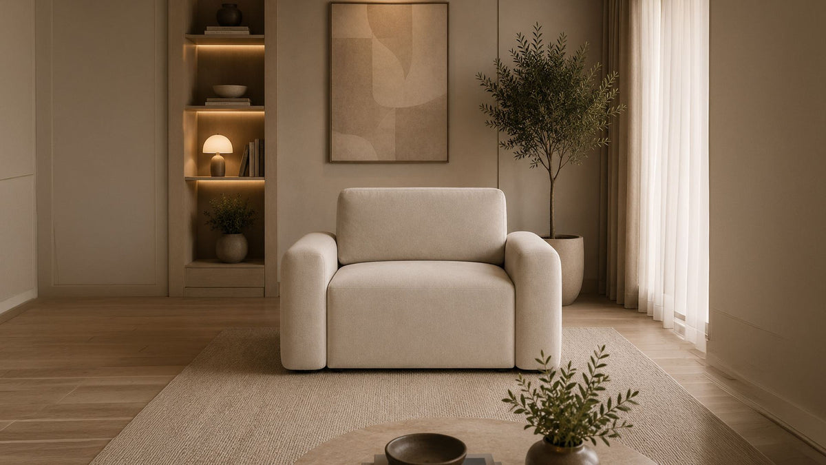 Cremefarbenes 1-Sitzer Sofa Mono Lily mit Buchenholzgestell, weichen Schaumstoffkissen und Kunststoffbeinen, Sitzhöhe 45 cm.
