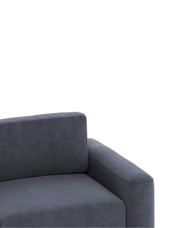 Petrolblaues 1-Sitzer Sofa mit Buchenholzgestell, gepolstertem Sitz und schlanken Kunststoffbeinen, Sitzhöhe 45 cm.