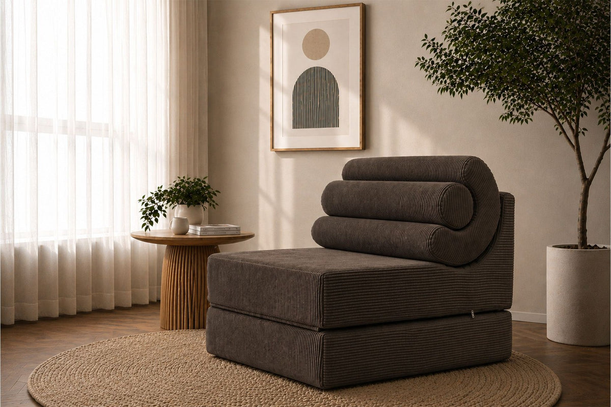 Dunkelgraues 1-Sitzer Schlafsofa Duo Relax von Hanah Home aus 28 DNS-Schaumstoff, kompakte Form ohne sichtbares Gestell, in Sofa-Position.