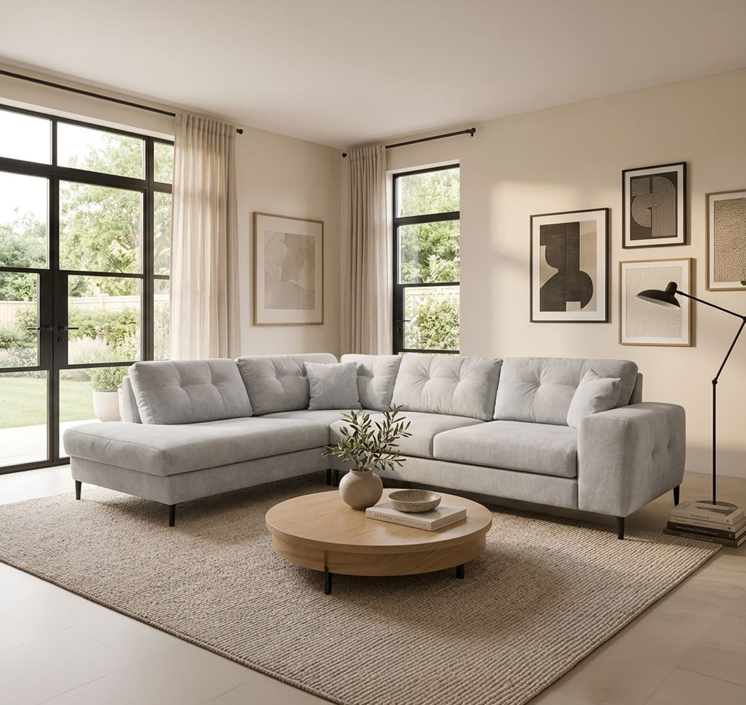 Foto des Maddison Ecksofa links in Ecru von Hanah Home: Sofa mit Polyesterbezug, Buchenholzgestell und Kunststoffbeinen im Wohnraum.