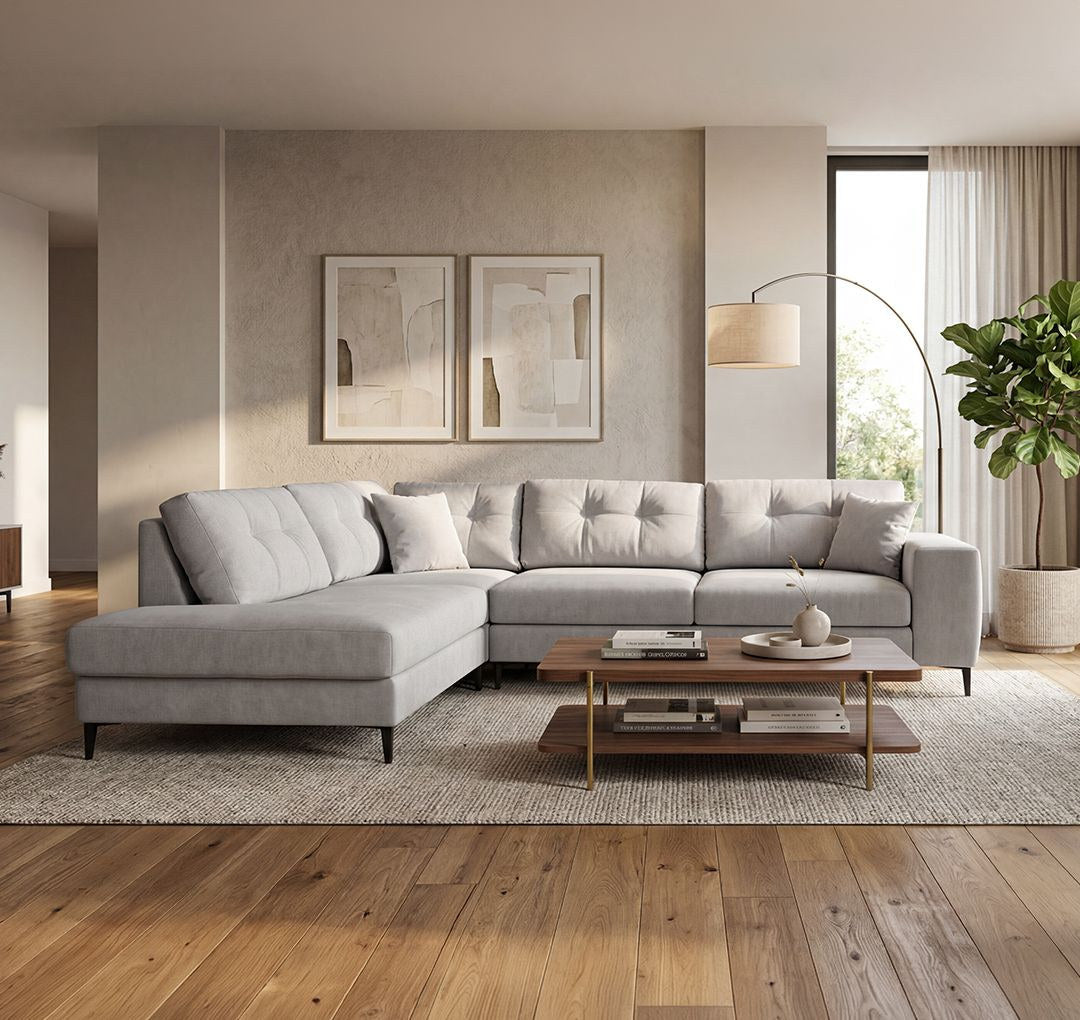 Foto des Maddison Ecksofa links in Ecru von Hanah Home: Sofa mit Polyesterbezug, Buchenholzgestell und Kunststoffbeinen im Wohnraum.