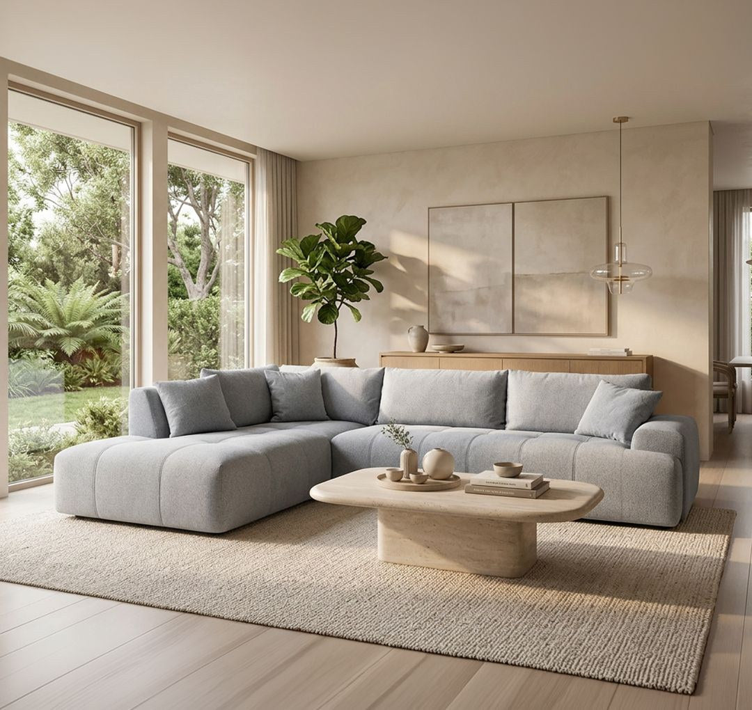 Ecru-farbenes Ecksofa Toledo mit Buchenholzgestell, Polyesterbezug, zwei losen Kissen und Kunststoffbeinen, Ecke rechts ausgerichtet.