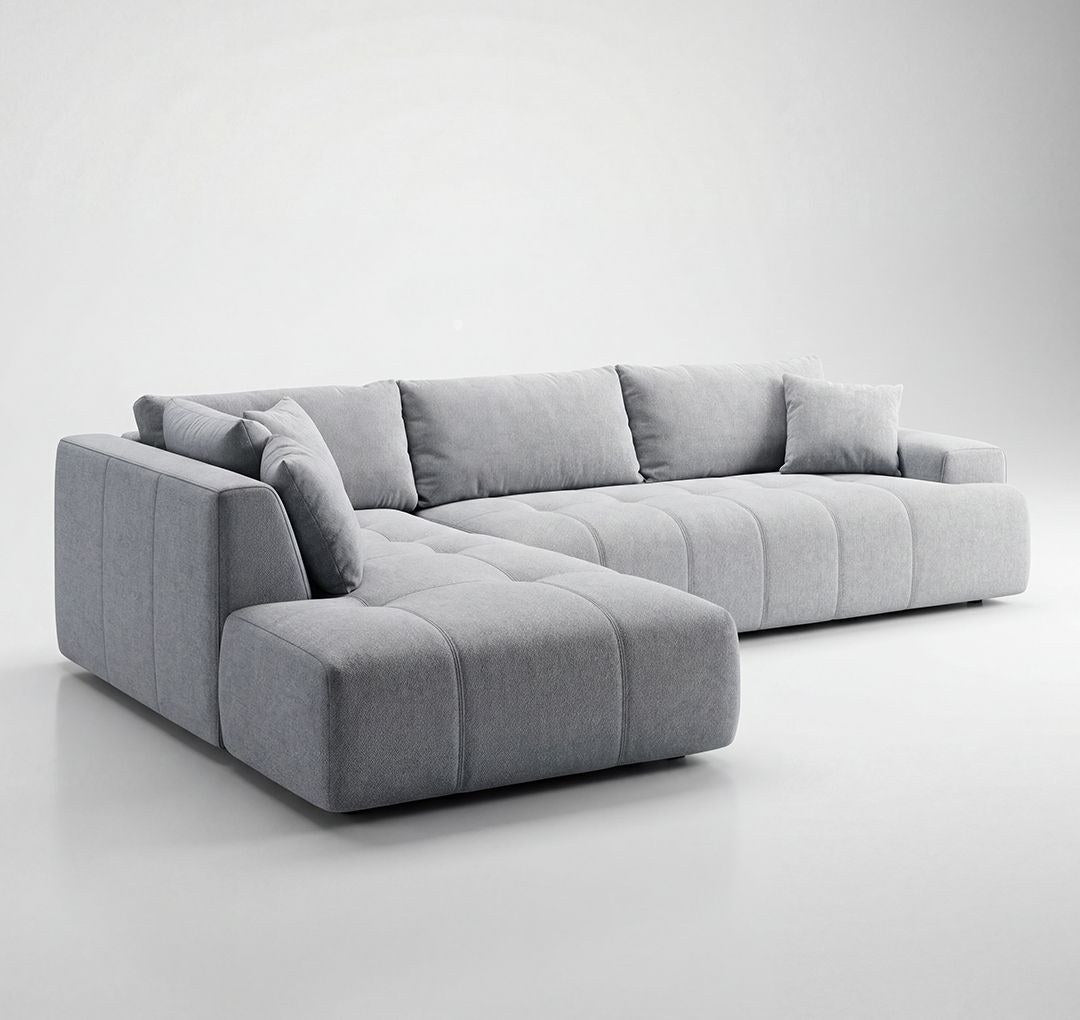 Ecru-farbenes Ecksofa Toledo mit Buchenholzgestell, Polyesterbezug, zwei losen Kissen und Kunststoffbeinen, Ecke rechts ausgerichtet.