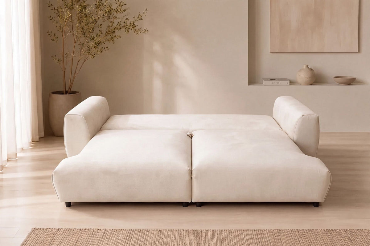 Cremefarbenes 3-Sitzer Schlafsofa Arthur aus Polyesterstoff mit Buchenholzgestell, Kunststoffbeinen und verstellbarer Rückenlehne, zwei Kissen inklusive.