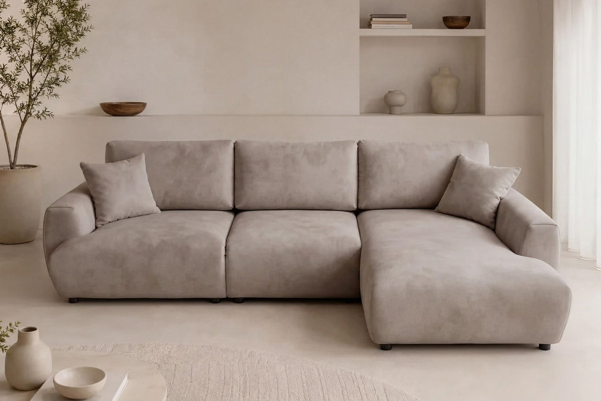 Beiges Ecksofa Arthur von Hanah Home mit Schlaffunktion, Polyesterbezug, Buchenholzgestell und Kunststoffbeinen, rechte Ausführung.
