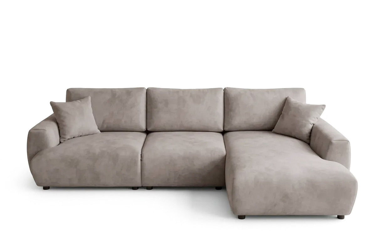 Beiges Ecksofa Arthur von Hanah Home mit Schlaffunktion, Polyesterbezug, Buchenholzgestell und Kunststoffbeinen, rechte Ausführung.