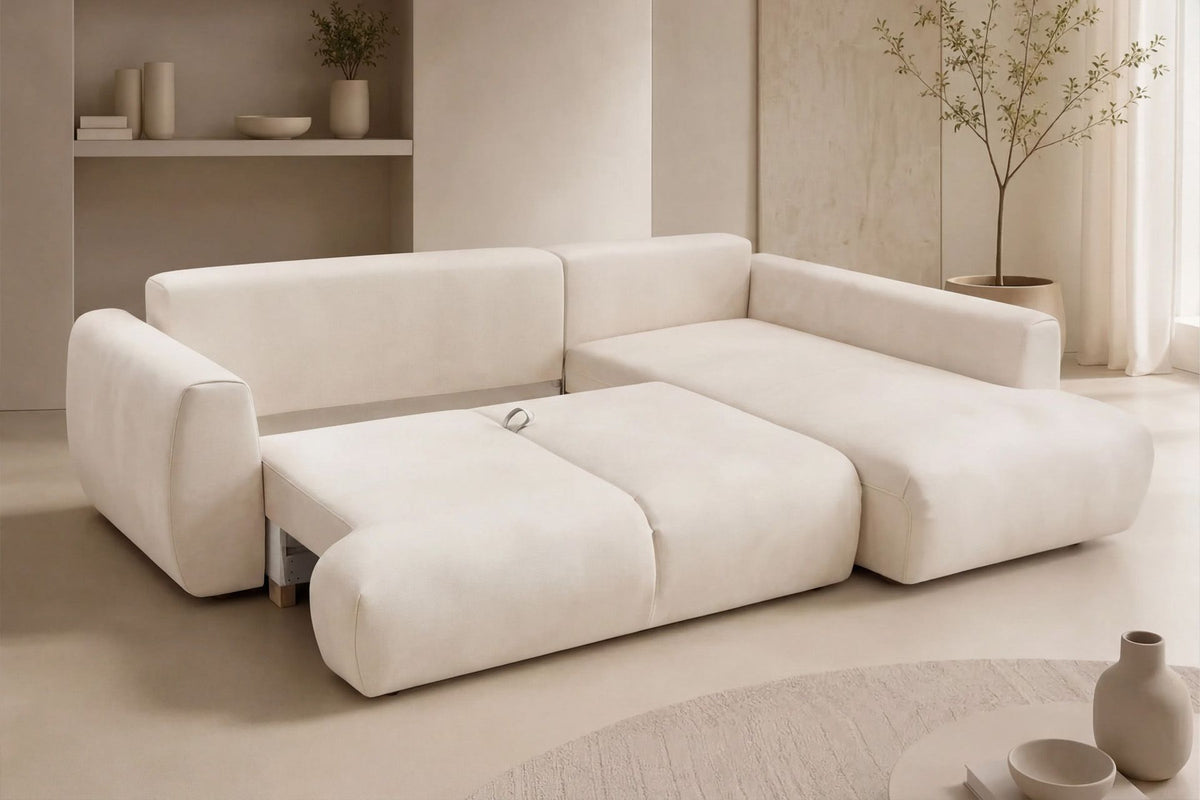 Ecru-farbenes Ecksofa rechts mit Schlaffunktion von Hanah Home, Polyesterbezug, Buchenholz-Gestell, Kunststoffbeinen, Staufach unter Sitzfläche.
