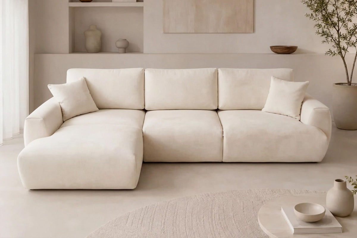 Ecru-farbenes Ecksofa links mit Schlaffunktion, Bezug aus Polyester, Gestell aus Buchenholz und Spanplatte, Kunststoffbeine, zwei Kissen.