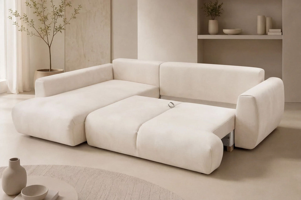 Ecru-farbenes Ecksofa links mit Schlaffunktion, Bezug aus Polyester, Gestell aus Buchenholz und Spanplatte, Kunststoffbeine, zwei Kissen.