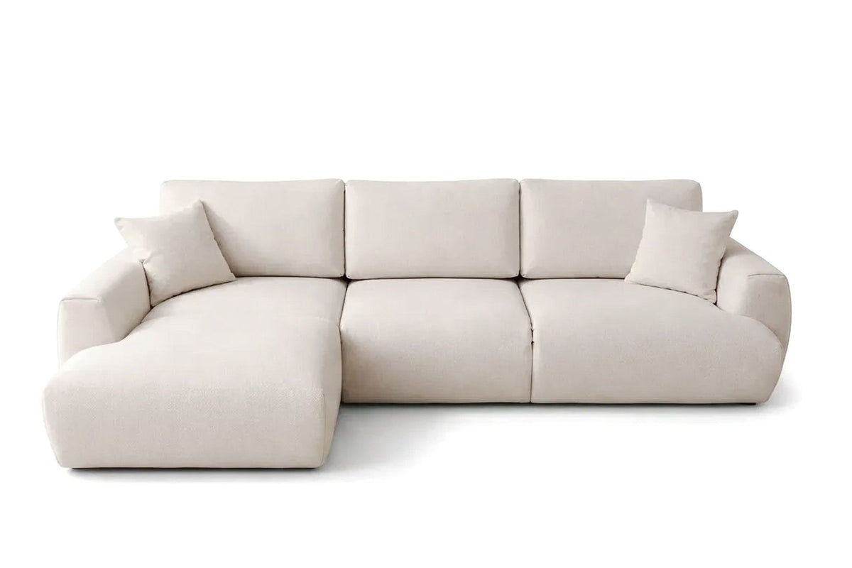 Ecru-farbenes Ecksofa links mit Schlaffunktion, Bezug aus Polyester, Gestell aus Buchenholz und Spanplatte, Kunststoffbeine, zwei Kissen.