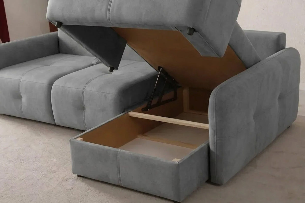 Graues Eck-Schlafsofa mit Polyesterbezug, Buchenholzgestell, Staufach unter der Sitzfläche und zwei Kissen, rechts ausgerichtet.