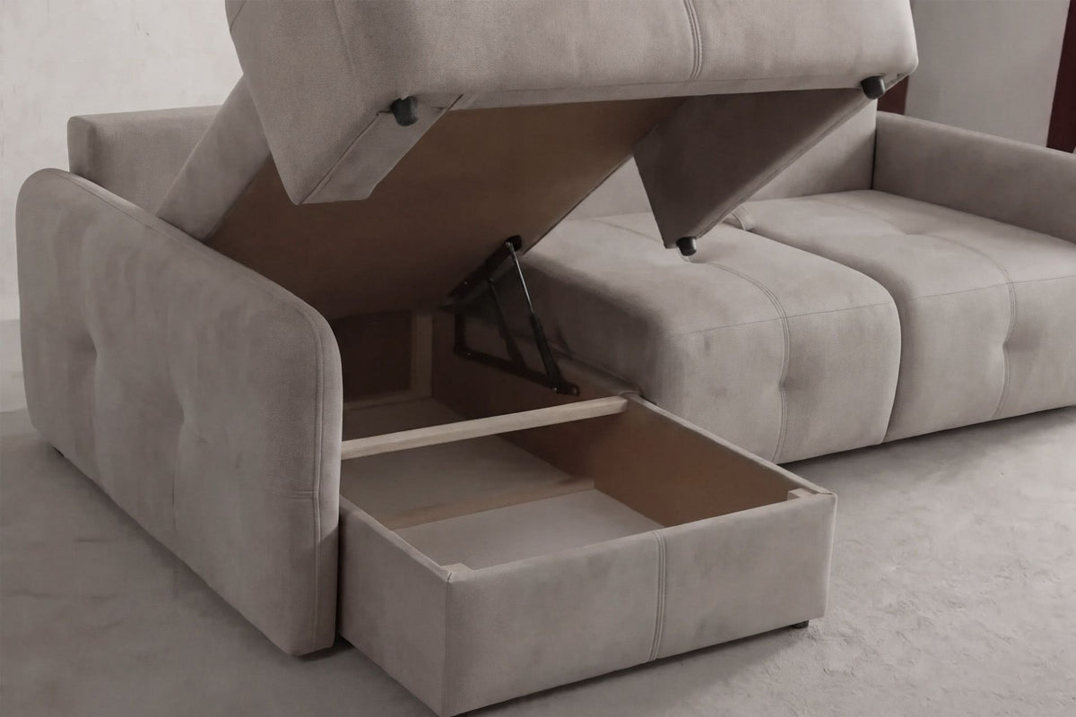 Beiges Eck-Schlafsofa mit Polyesterbezug, Buchenholzgestell, Kunststoffbeinen und zwei losen Kissen, links ausgerichtet.
