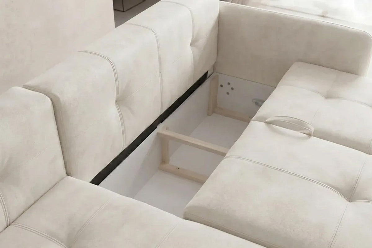 Ecrufarbenes Eck-Schlafsofa aus Polyesterstoff mit Buchenholzgestell, Kunststoffbeinen und Staufach unter der Sitzfläche.