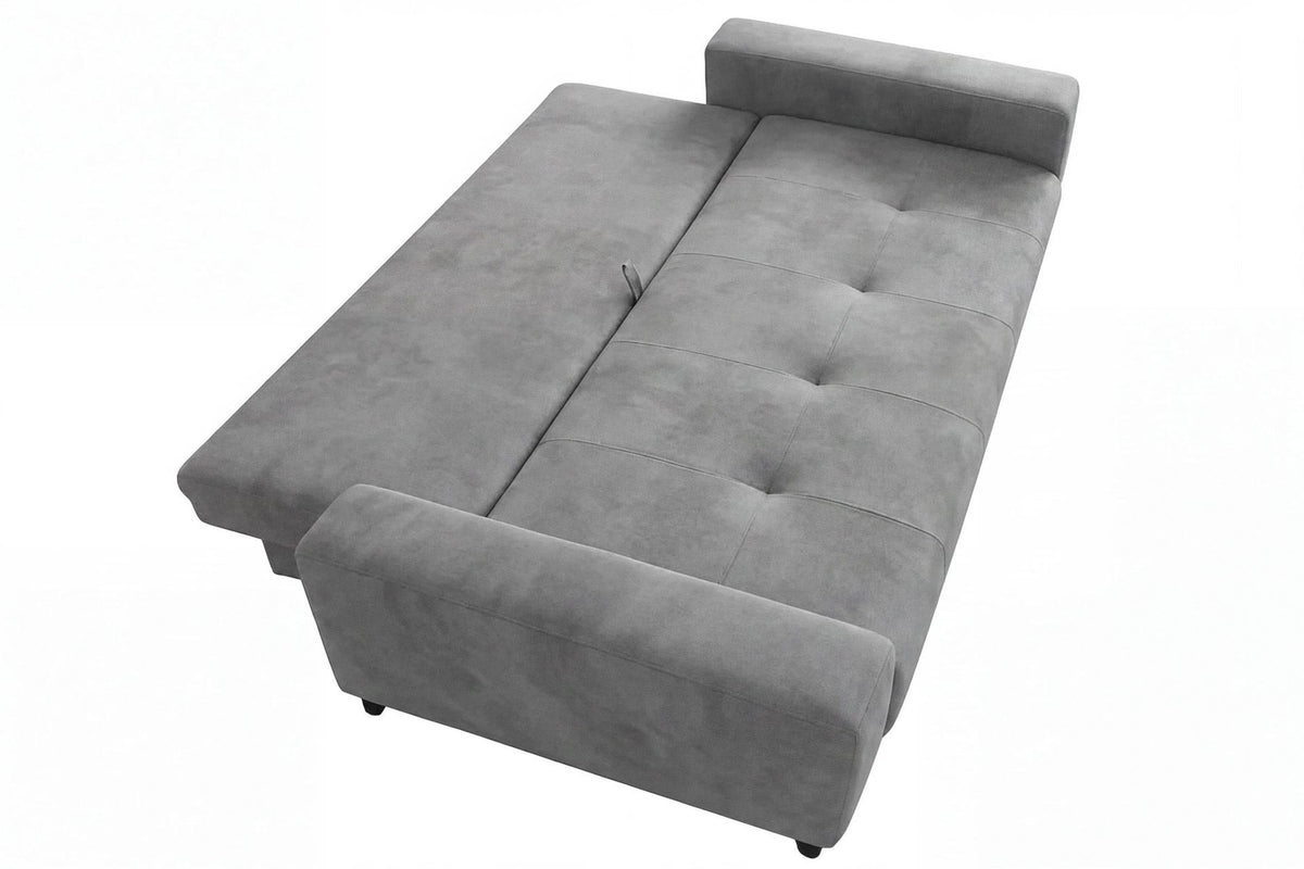 Graues 3-Sitzer Schlafsofa Magnum von Hanah Home mit Polyesterbezug, Kunststoffbeinen und sichtbarem Staufach unter der Sitzfläche.
