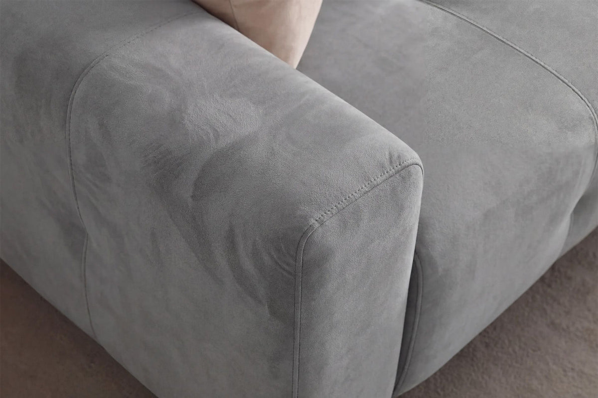 Graues 3-Sitzer Schlafsofa Magnum von Hanah Home mit Polyesterbezug, Kunststoffbeinen und sichtbarem Staufach unter der Sitzfläche.