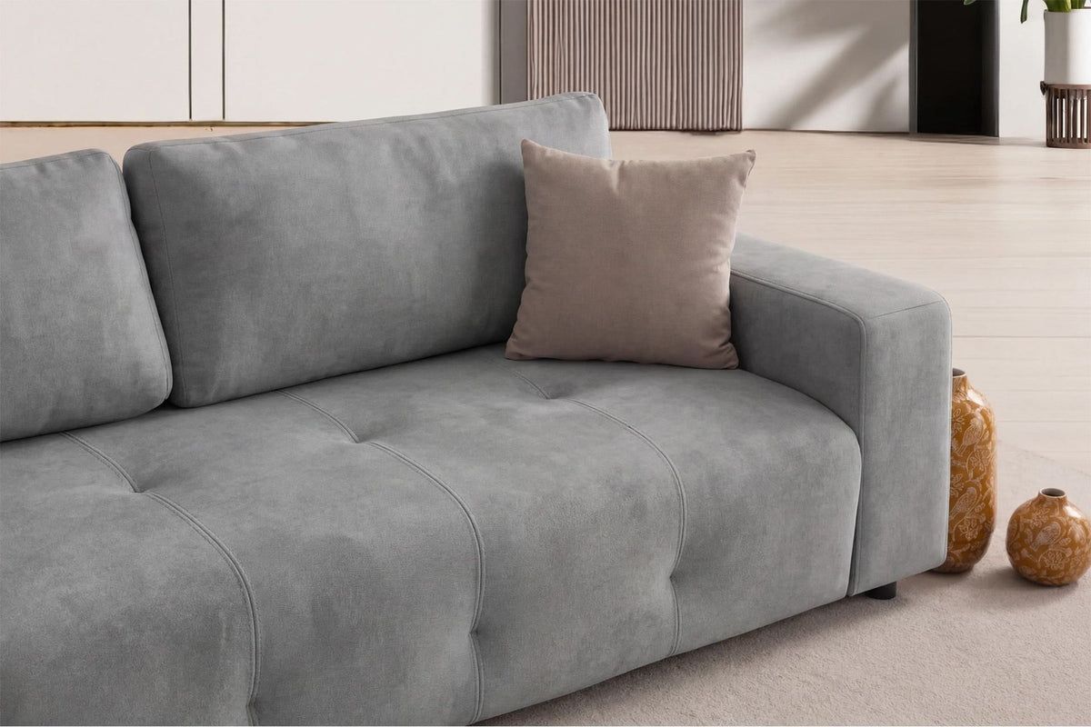 Graues 3-Sitzer Schlafsofa Magnum von Hanah Home mit Polyesterbezug, Kunststoffbeinen und sichtbarem Staufach unter der Sitzfläche.