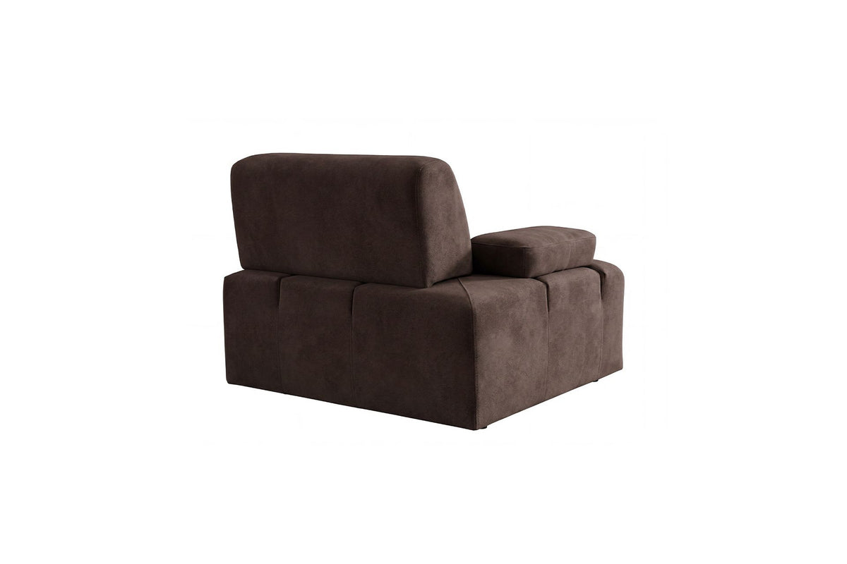 Braunes 3-Sitzer Sofa Madlen von Hanah Home mit niedrigen Kunststoffbeinen, Polyesterbezug, zwei Kissen und sichtbarem Gestell aus Buchenholz.