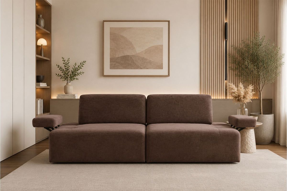 Braunes 3-Sitzer Sofa Madlen von Hanah Home mit niedrigen Kunststoffbeinen, Polyesterbezug, zwei Kissen und sichtbarem Gestell aus Buchenholz.