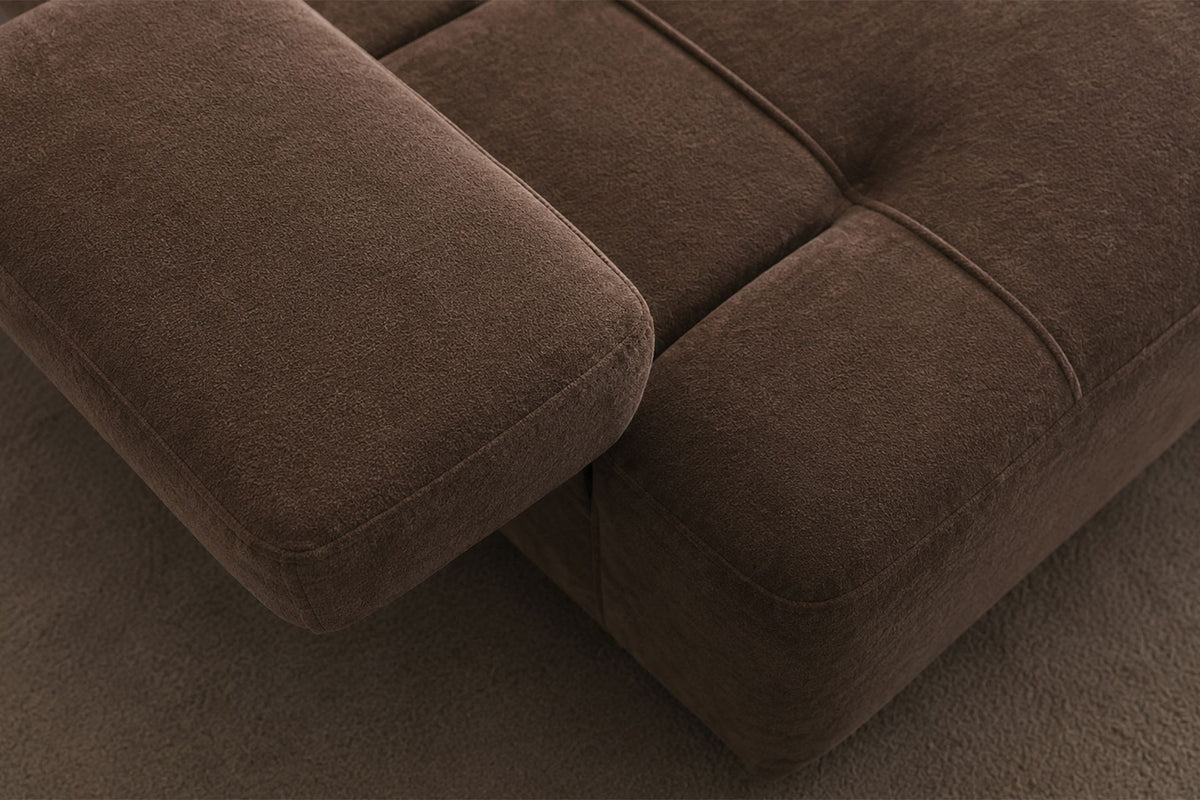 Braunes 3-Sitzer Sofa Madlen von Hanah Home mit niedrigen Kunststoffbeinen, Polyesterbezug, zwei Kissen und sichtbarem Gestell aus Buchenholz.