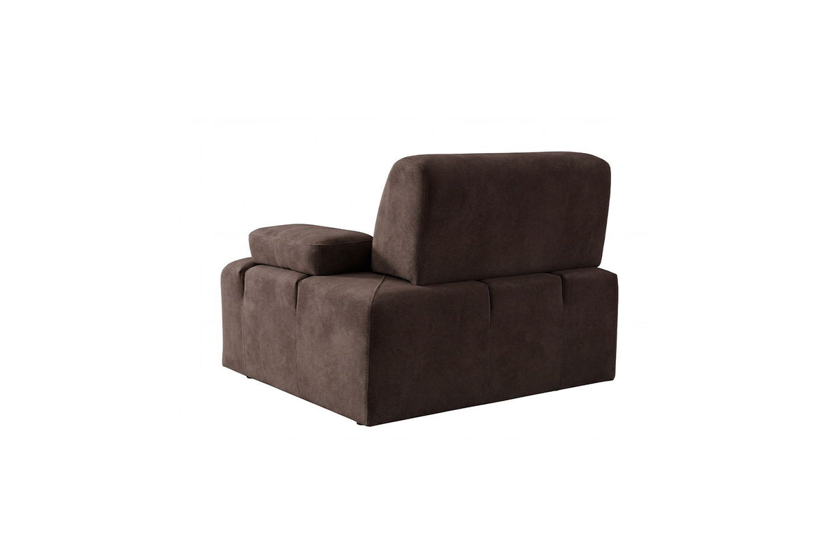 Braunes 3-Sitzer Sofa Madlen von Hanah Home mit niedrigen Kunststoffbeinen, Polyesterbezug, zwei Kissen und sichtbarem Gestell aus Buchenholz.