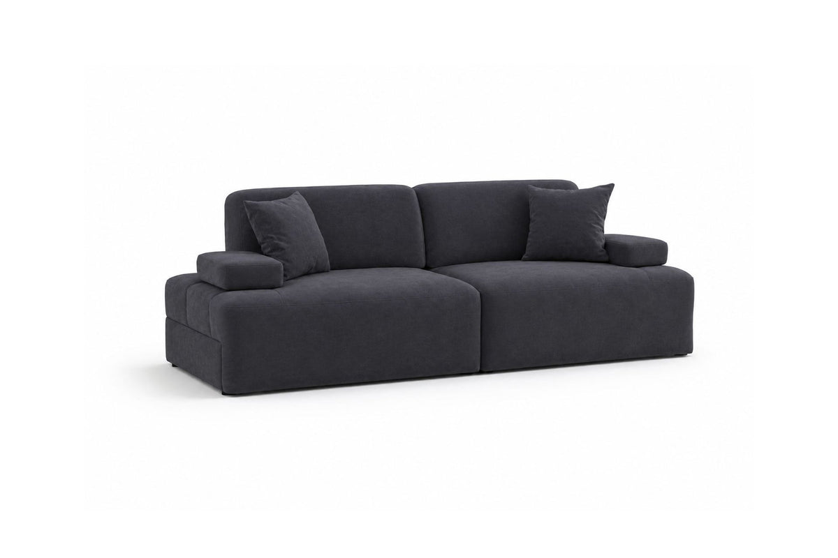 Petrolblaues 3-Sitzer Sofa Madlen von Hanah Home mit niedrigen Kunststoffbeinen, Polyesterbezug und zwei Kissen auf hellem Hintergrund.