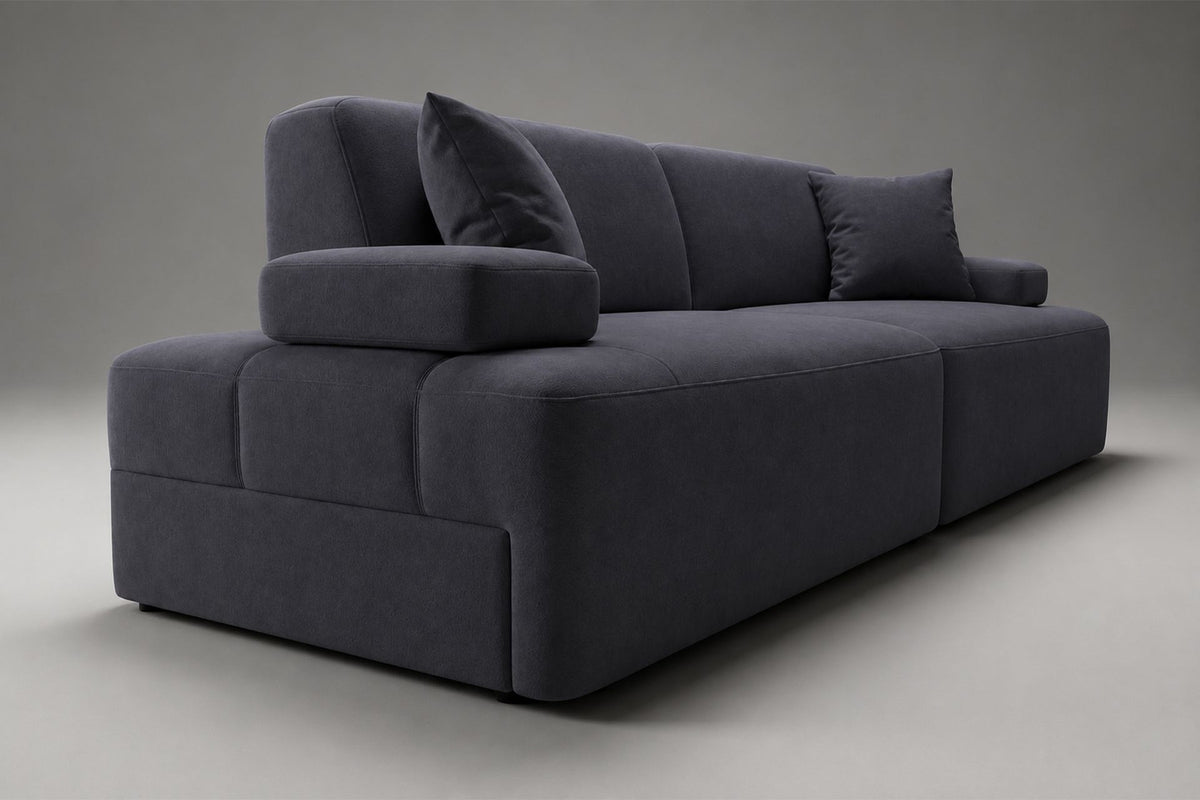 Petrolblaues 3-Sitzer Sofa Madlen von Hanah Home mit niedrigen Kunststoffbeinen, Polyesterbezug und zwei Kissen auf hellem Hintergrund.