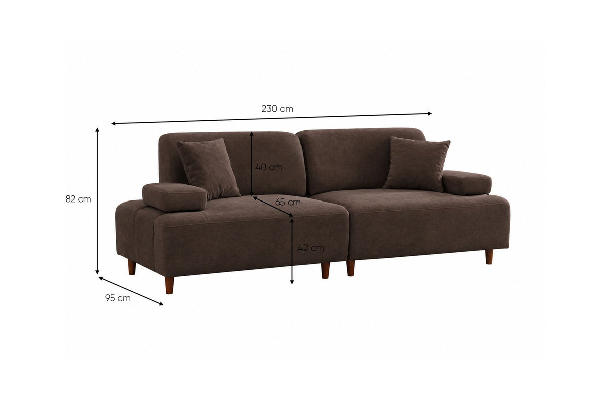 Braunes 3-Sitzer-Sofa Madlen von Hanah Home mit Polyesterbezug, Buchenholzgestell, hohen Kunststoffbeinen und zwei losen Kissen.
